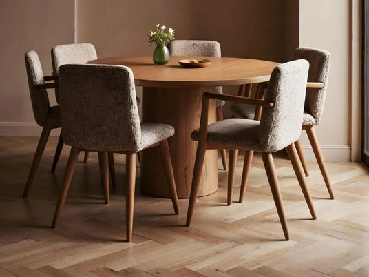 sillas tapizadas en tonos terrosos