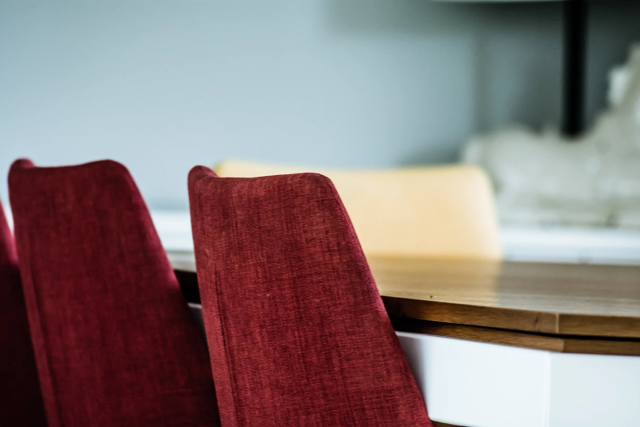 tapizado de sillas en tonos vibrantes